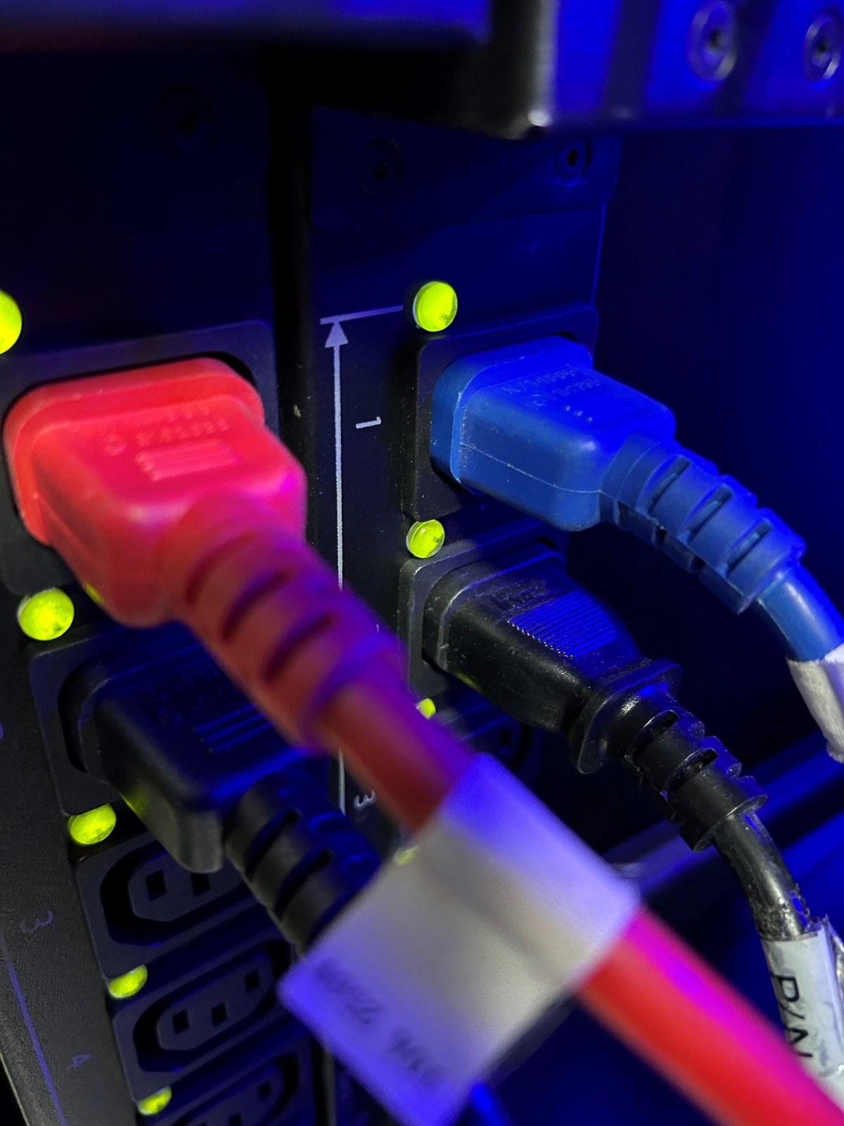 Dual power feeds in a rack
