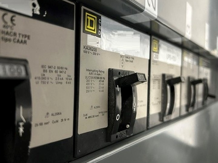 Datacenter electrical distribution breakers
